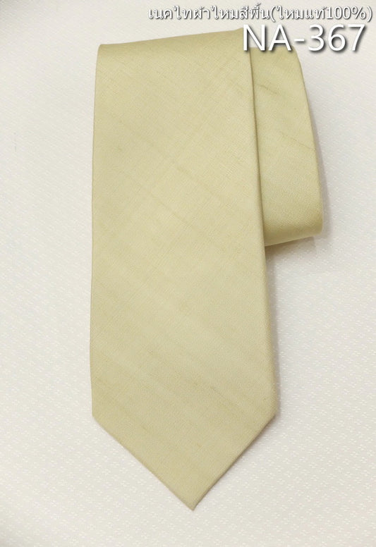 Solid colored silk necktie, smooth texture, light golden yellow, code NA-367.