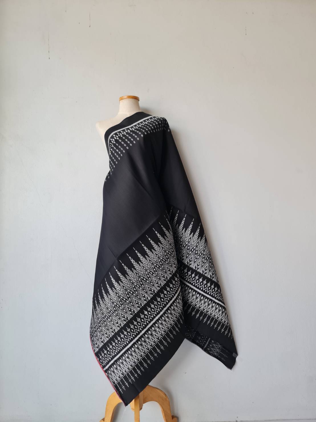 Mudmee silk sarong, pure silk, 3 tako, size 1x2 meters, expressway pattern, bottom bottom, black background, code R2Q-NY-0607670901