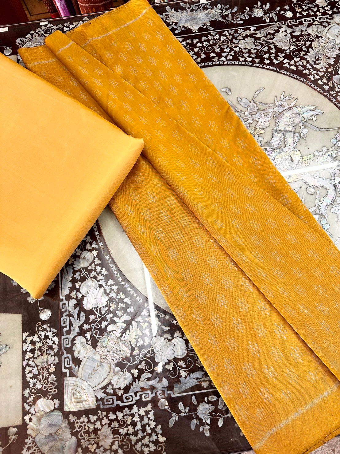 (Dress fabric) Mudmee silk, real silk, 3 tako (patterned fabric 2 meters + plain color 2 meters), yellow, code M3-ST-0418671412