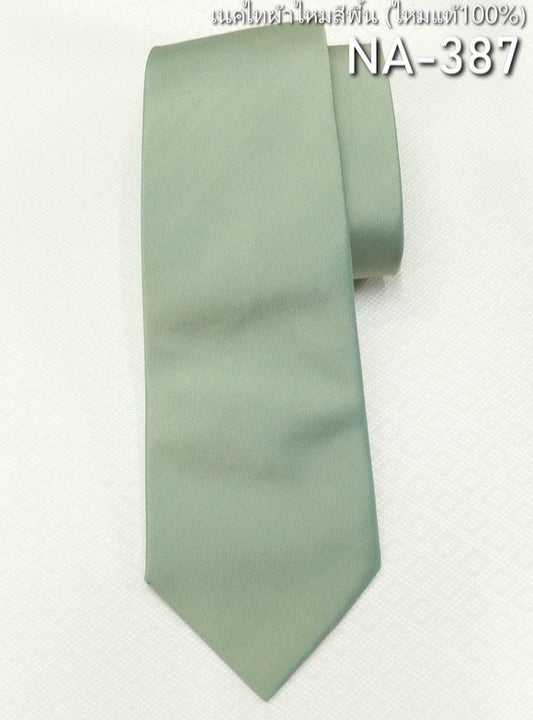 Solid colored silk necktie, smooth texture, light green, code NA-387.