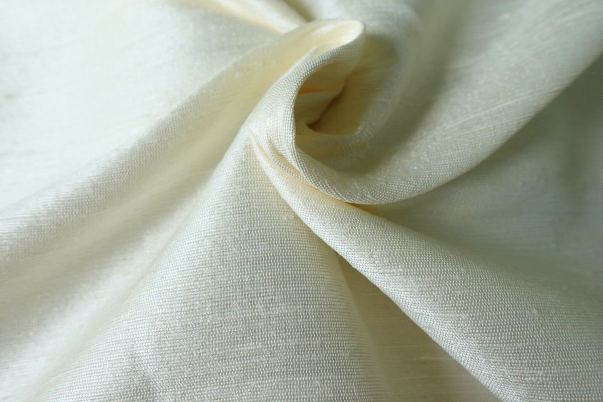 Solid-colored silk, made from local silk, with silk threads, thick texture, ivory cream color, untreated, cut and sold by the yard, code D-NY-021166.