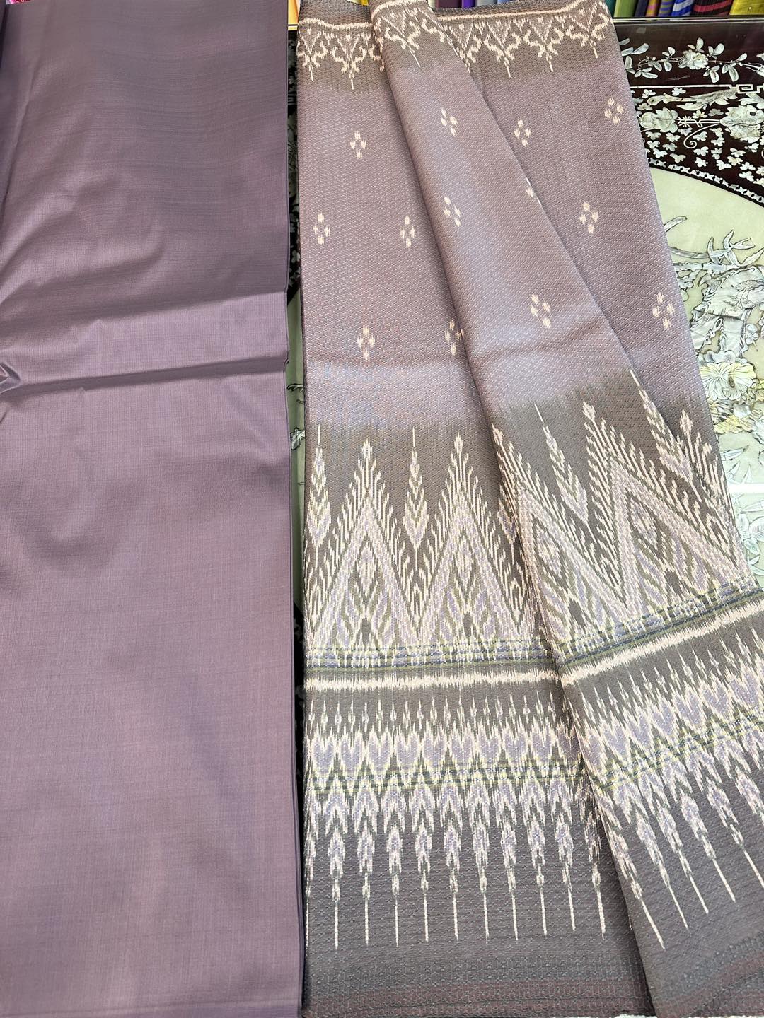 (Dress fabric) Mudmee silk Yok Dok 6 Tako (patterned fabric 2 meters + plain color 2 meters), gray, purple, shrimp paste, code L8A-ST-0105671