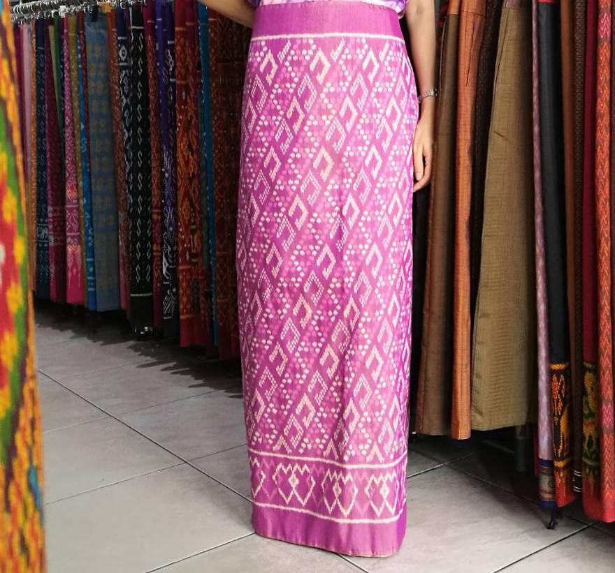 Mudmee silk skirt, Ban 3 Tako silk, size 1x2 meters, Siriwachiraporn pattern, purple-pink color, code PCS-NY-0410671