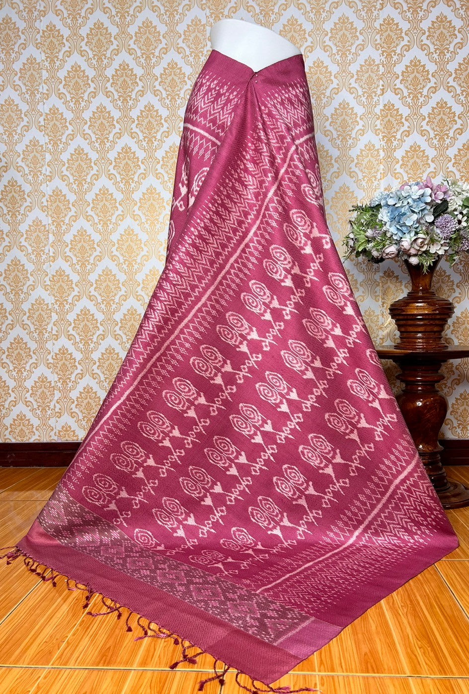 Mudmee silk sarong, woven with 6 tassels, size 1x2 meters, has a frilly front, pink background, code M2A-KN-05306712262