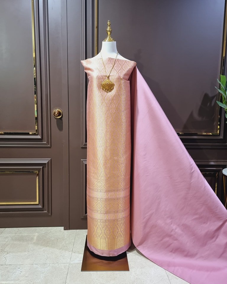 (Dress cloth) Lamphun silk, raised flowers, gold thread (solid color 2 meters + pattern 2.4 meters), pink, code N90-29-TR0058