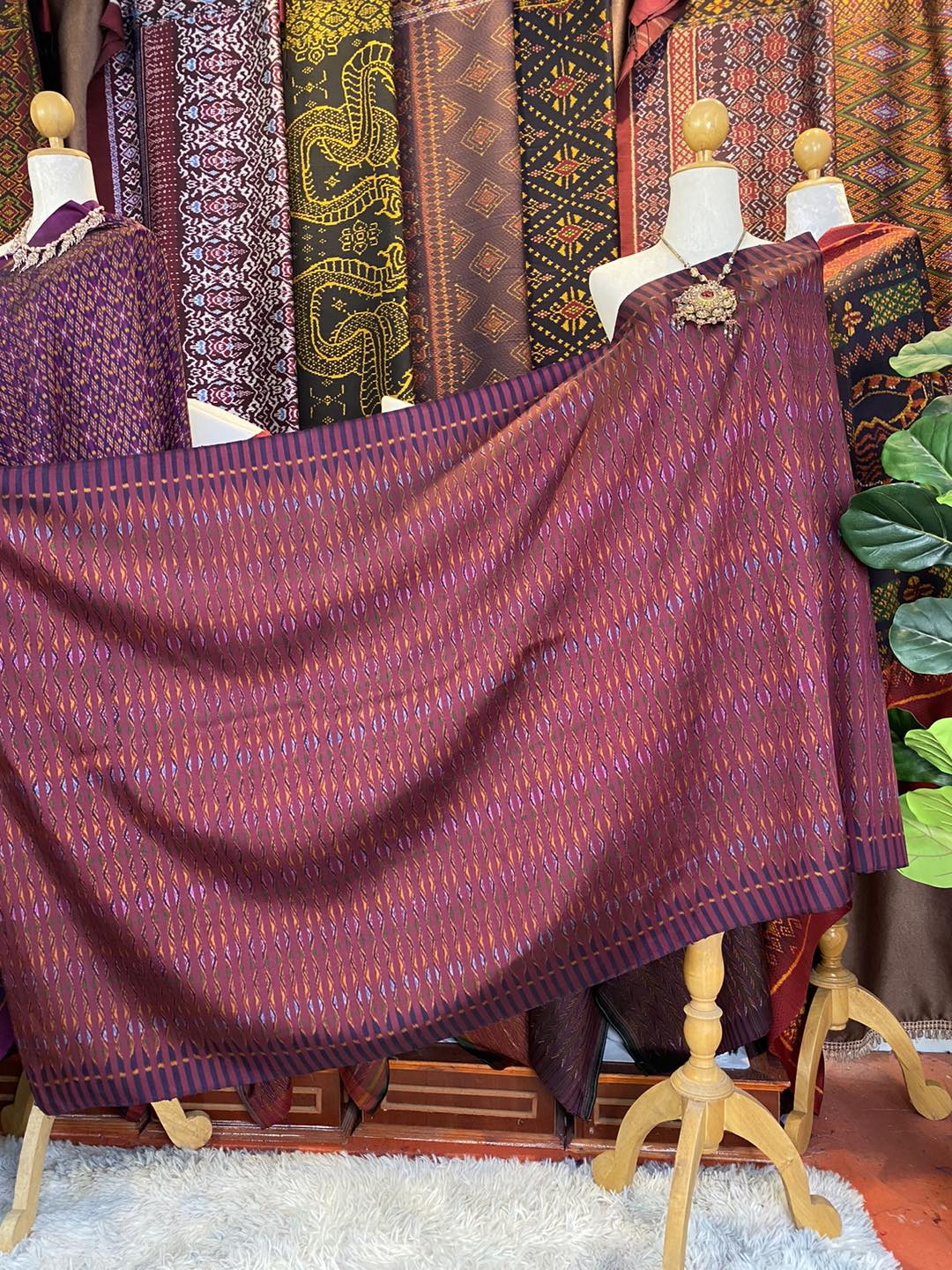 Sin, Mudmee silk, 3 takor, size 1x2 meters, ancient pattern, red-purple background, code R2Q-SK-08286711523