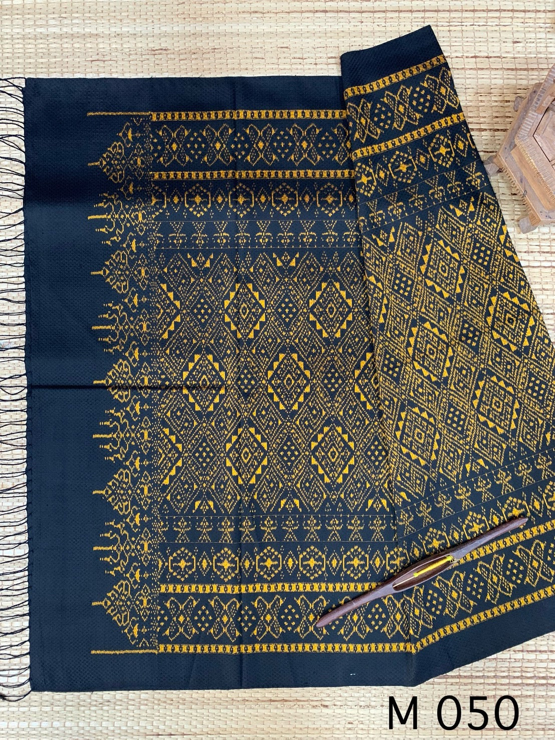 Mudmee silk sarong, real silk, 6 tako, has a front, ruffled hem, size 1x2 meters, black and gold, code L9A-AA-M050.