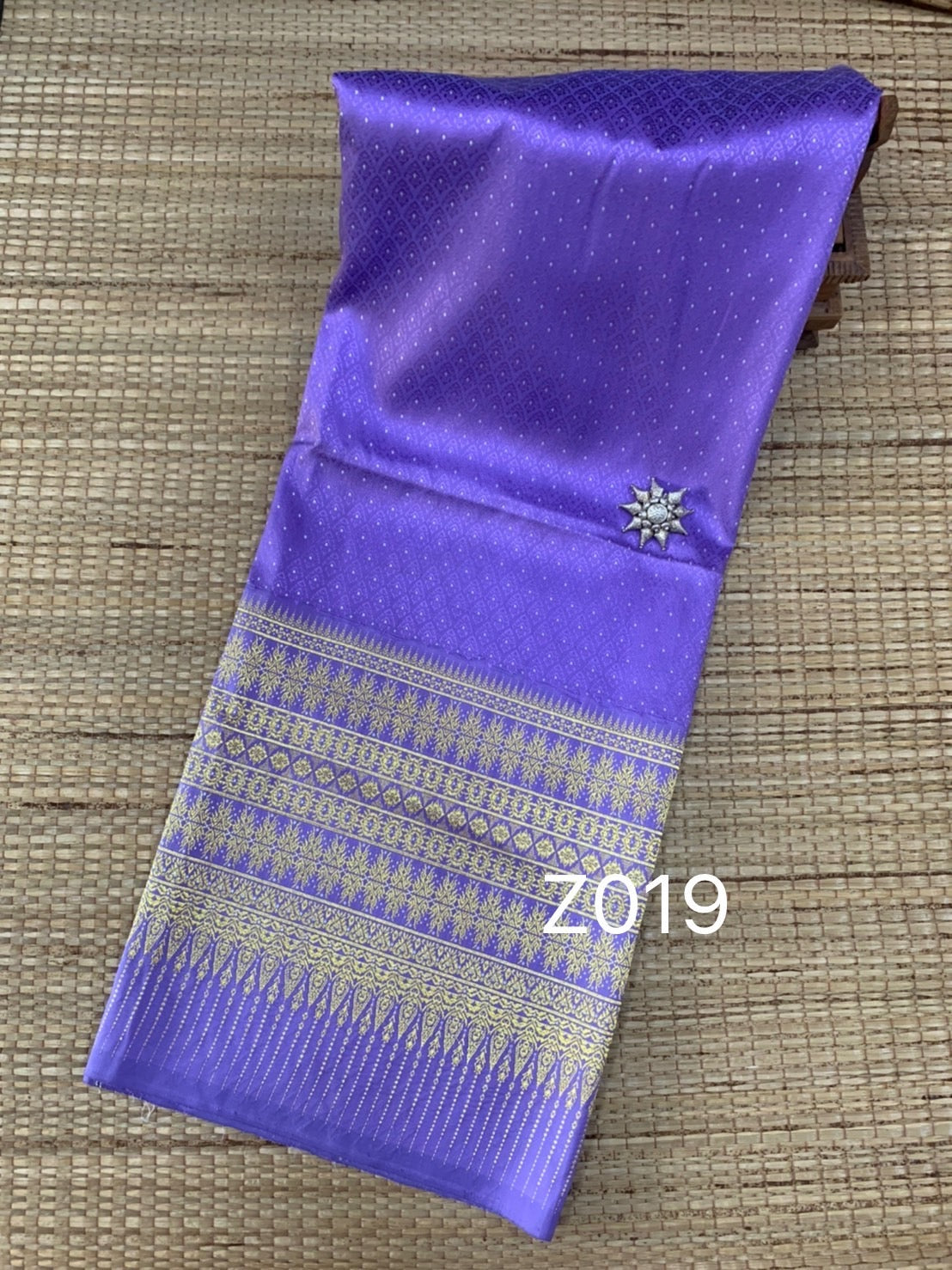 Surin silk skirt, Koh Choeng Thong, has a female face, size 1x2 meters, purple background pattern, code N11-AA-Z019.