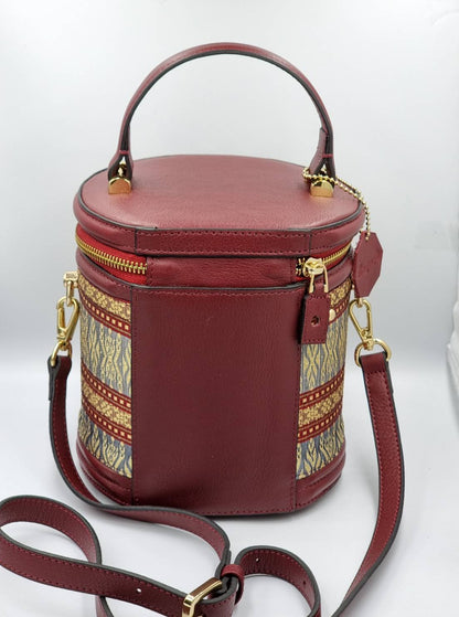 กระเป๋าถือ ผ้าไหมยกดอกลำพูน ขนาด 6×7×6นิ้ว สีแดงเลือดหมู รหัส GLA-29-B001