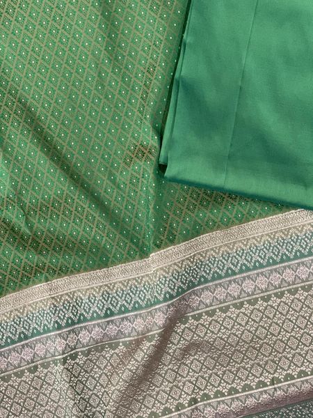 (Dress fabric) Surin silk, size 1x4 meters (pattern 2 meters + background color 2 meters), green background, code N10-AA0426671335