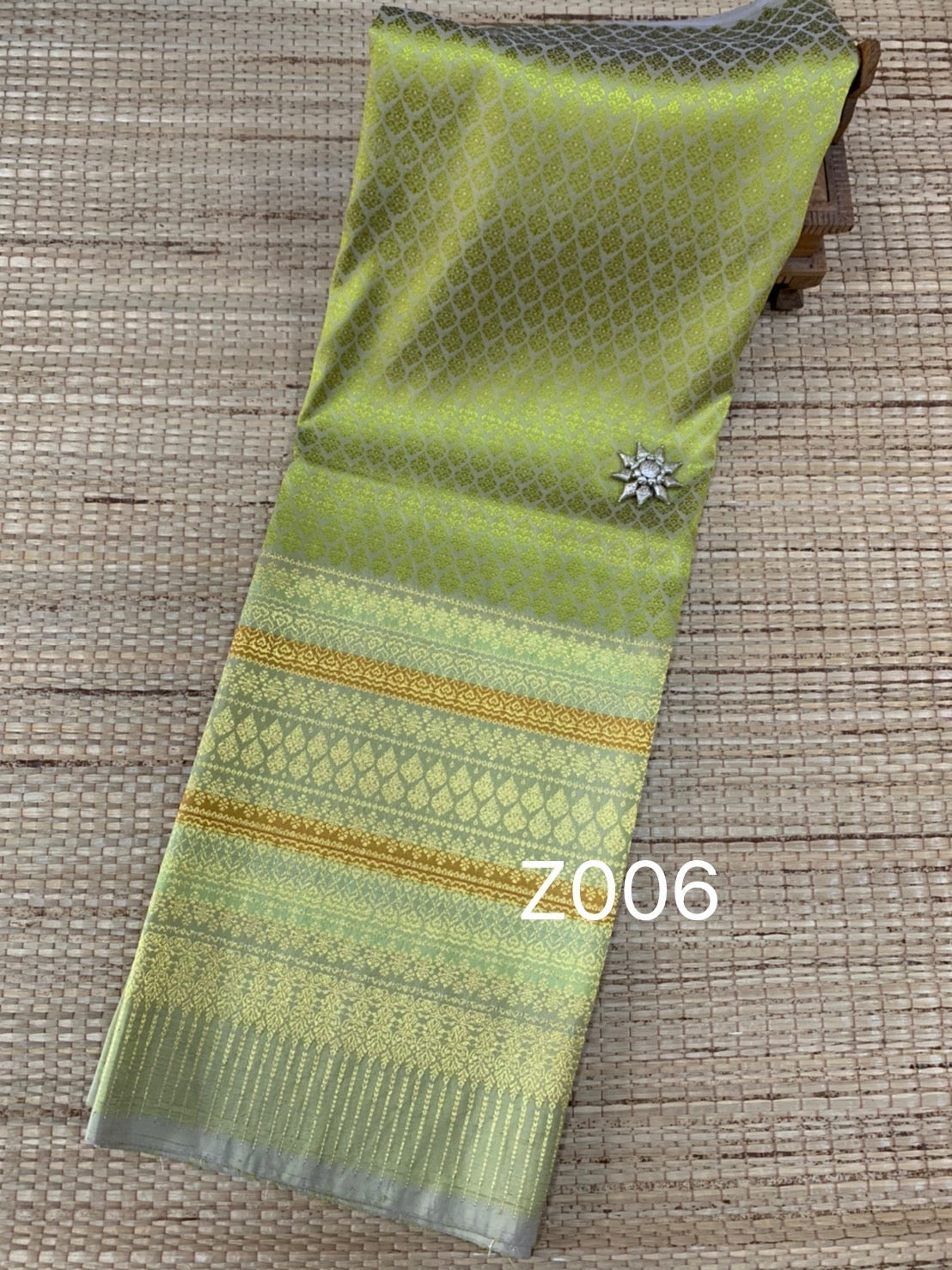 Surin silk skirt, Choeng Thong Island, has a female face, size 1x2 meters, pattern, shades of green, code N11-AA-Z00.