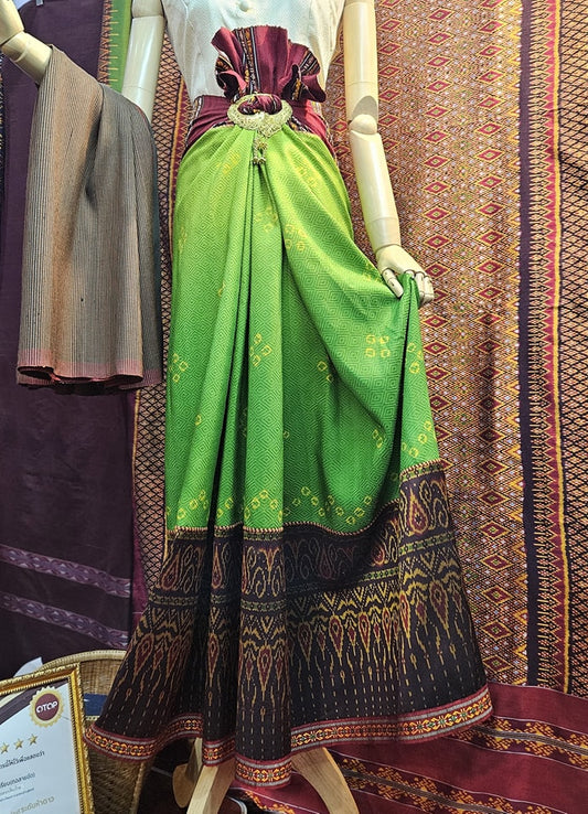 Mudmee silk sarong, per head, per sash, real home silk, Mudmee separated by 4 takos, bright green, code WN-TT-1224661749