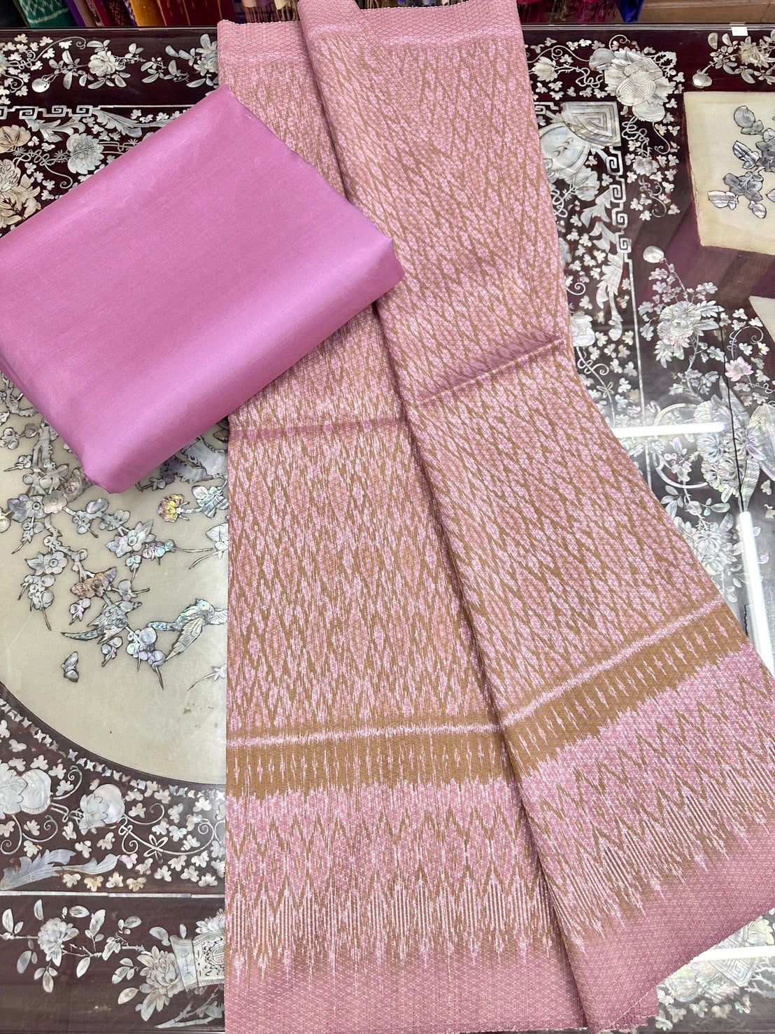 (Dress fabric) Mudmee silk, raised flowers, natural color (patterned fabric 2 meters + solid color 2 meters), shade of pink, code L8A-ST-1022672