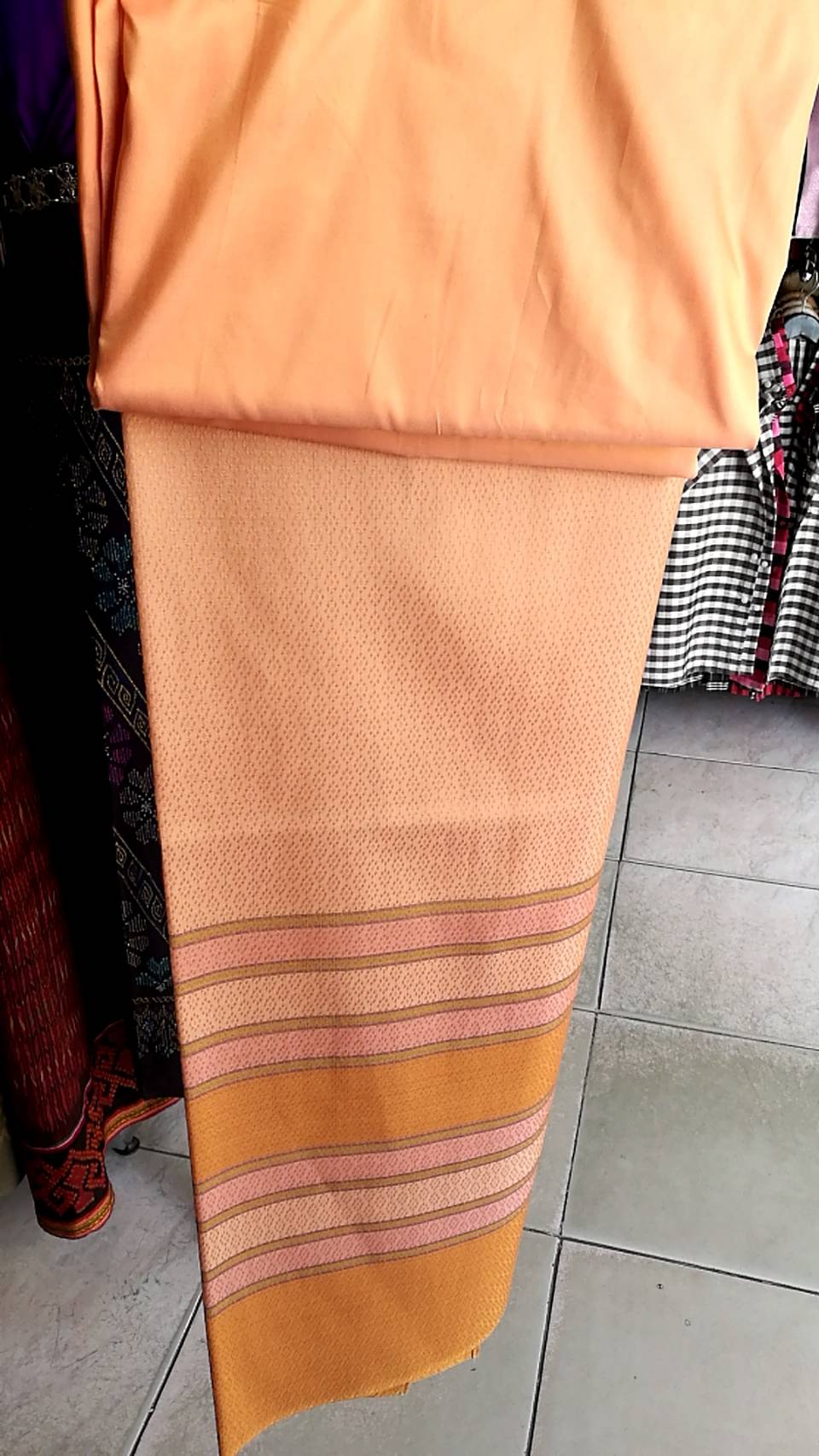 (Dress cloth) plain colored silk with stripes (2 yards of plain fabric + 2 yards of pattern) Orange, rose gold, code B7C-NY-0424671