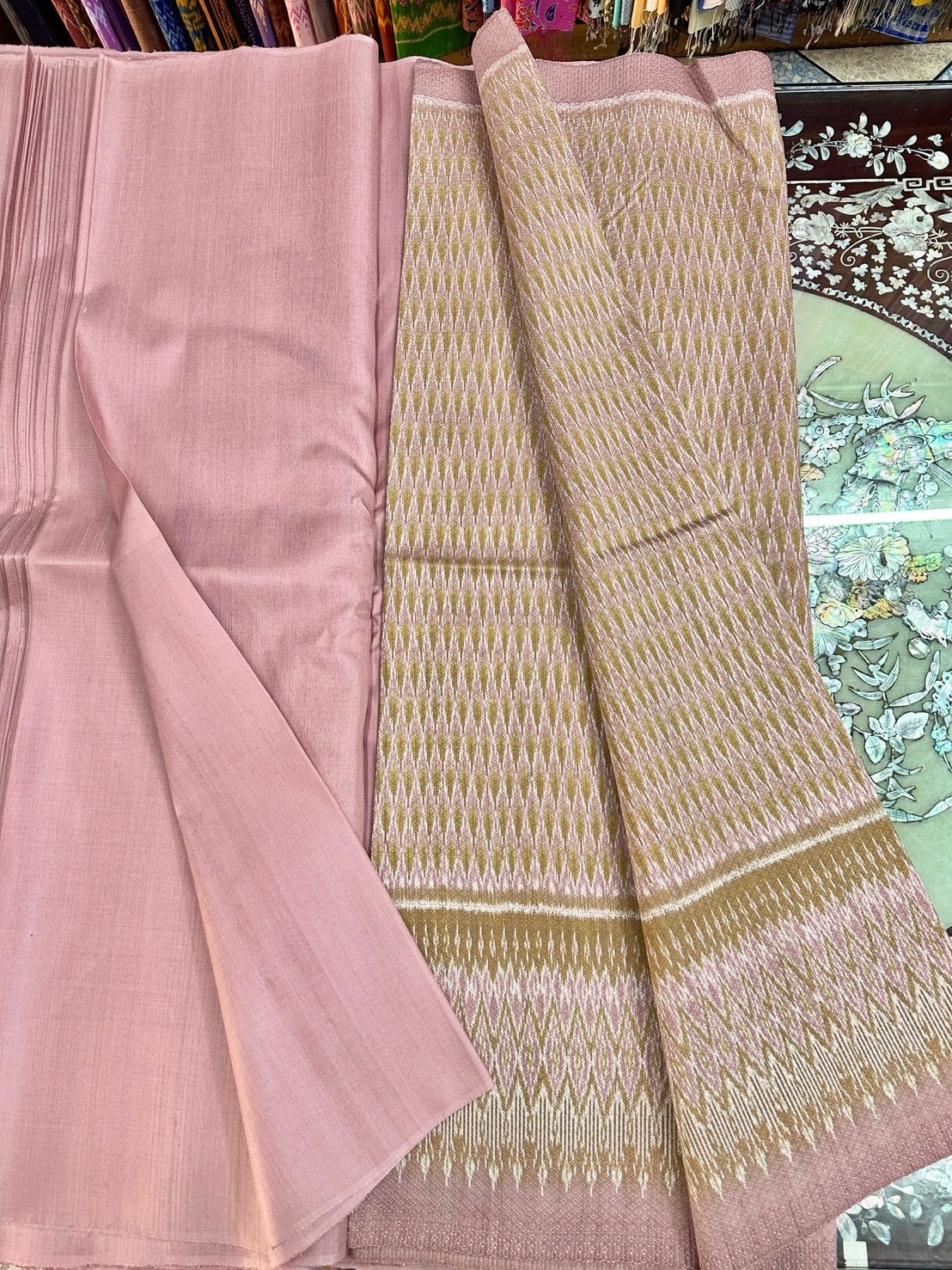 (Dress fabric) Mudmee silk Yok Dok Luk Kaew, natural color (patterned fabric 2 meters + solid color 2 meters), shade of pink, code L8A-ST-0605670