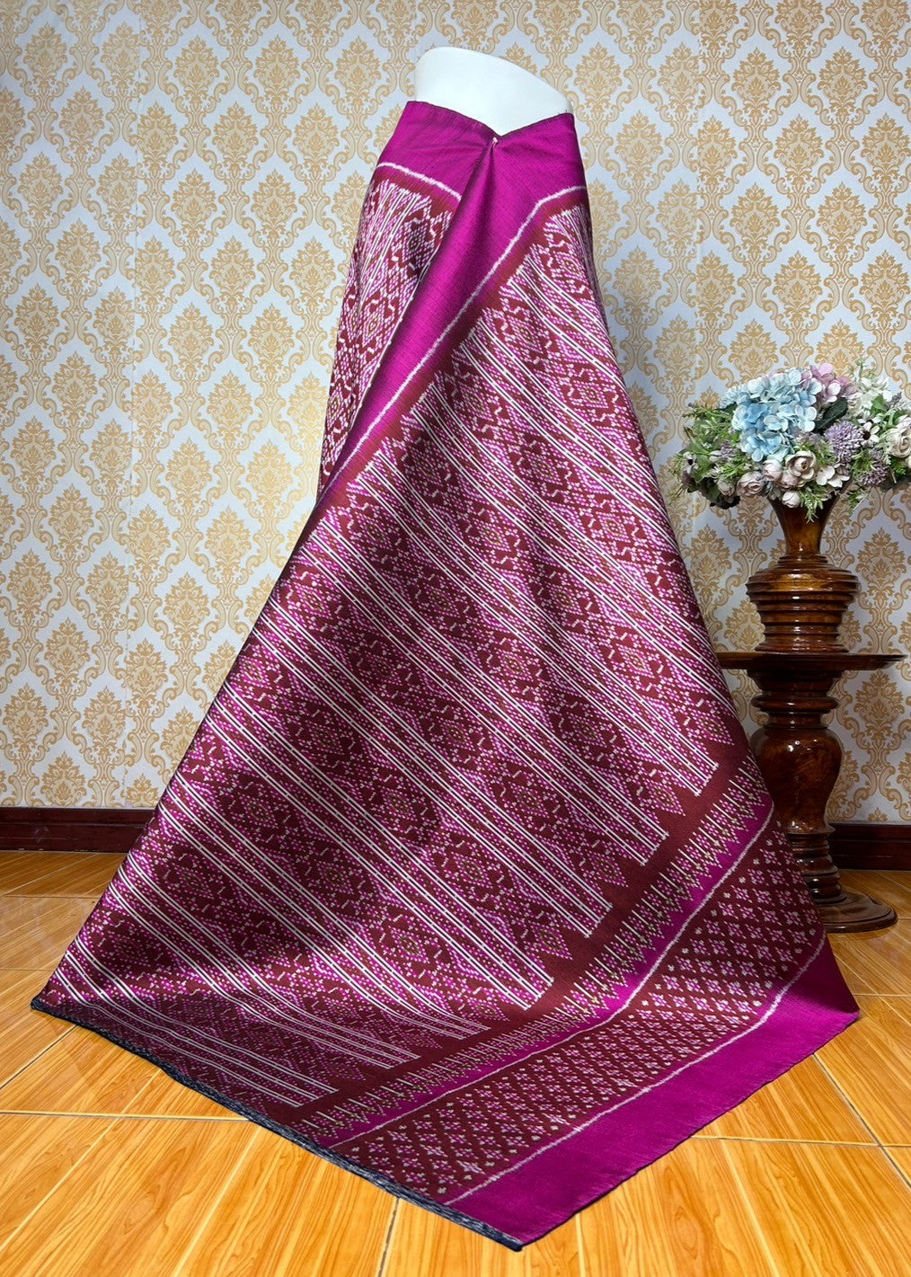 Mudmee silk sarong, 3 takor, size 1x2 meters, hole pattern separating the hooks around the lantern, purple background, code R2Q-KN-07186718178