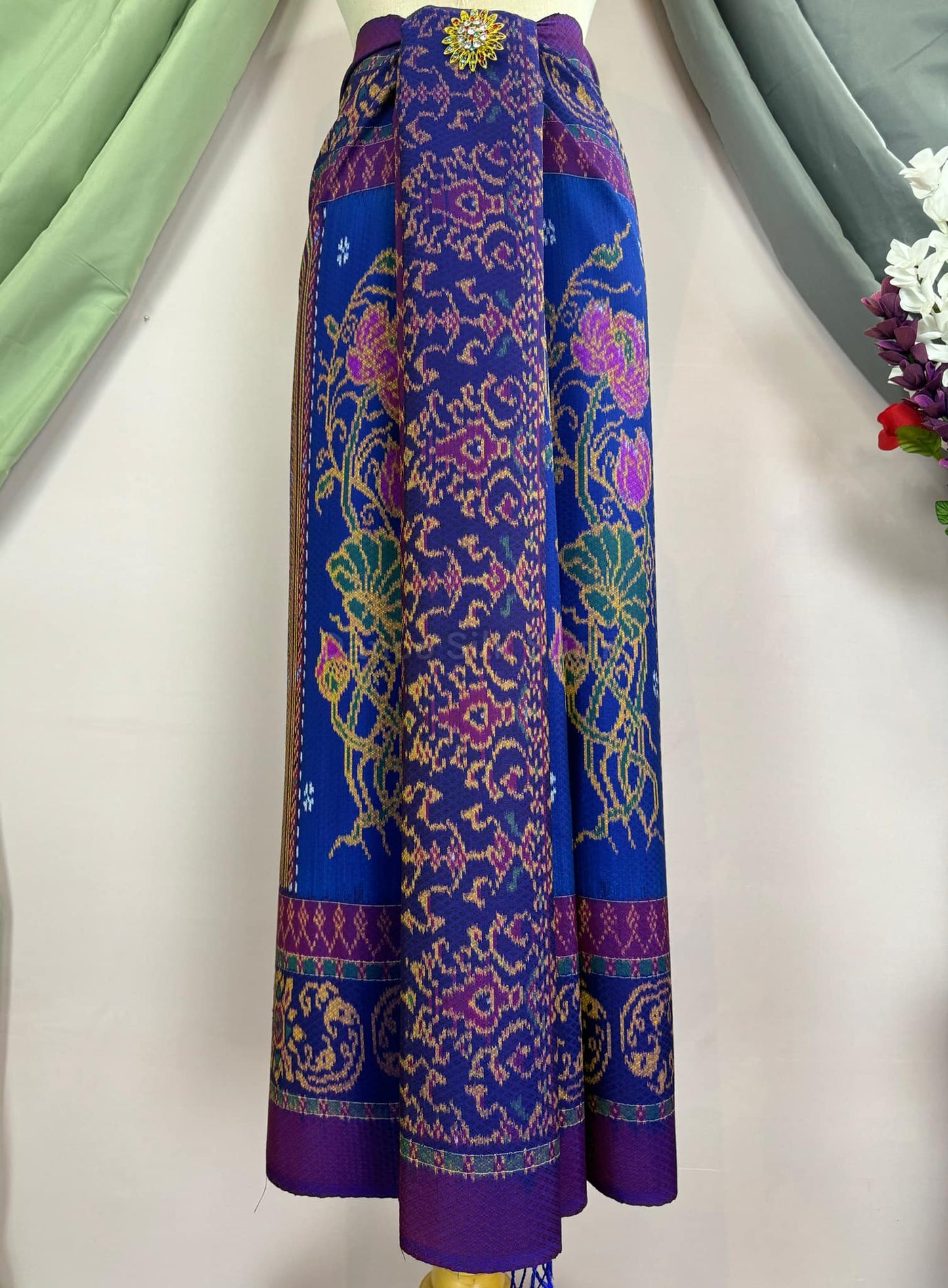 Mudmee silk sarong, 6 takor, with a woman's face, frilled hem, teacher's work, size 1x2 meters, Holmian chok pattern, purple background, code L9A-DN-0614671733