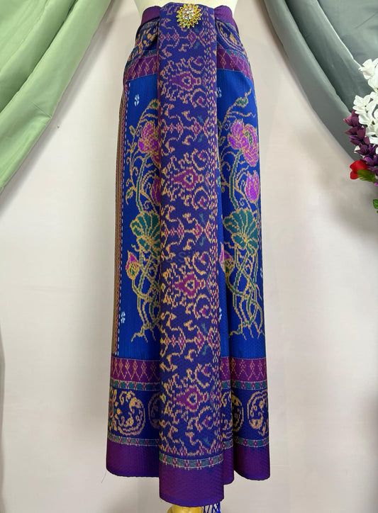 Mudmee silk sarong, 6 takor, with a woman's face, frilled hem, teacher's work, size 1x2 meters, Holmian chok pattern, purple background, code L9A-DN-0614671733