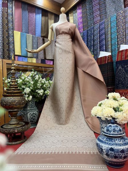 (Dress cloth) Praewa silk Cutting a set of stripes, cloth size 73x500 cm (pattern 2.3 meters + background color 2.7 meters), brown, code P10-BM-05286710553