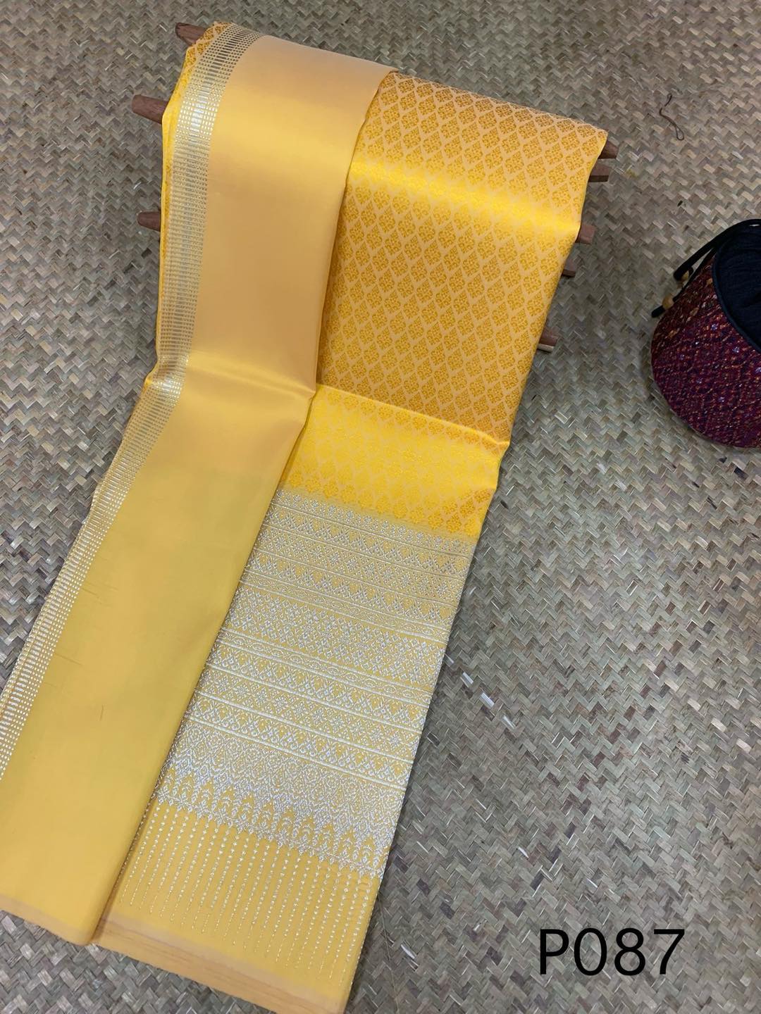 (Dress cloth) Surin Yok Dok silk Koh Choeng Silver Tin, size 1x4 meters (pattern 2 meters + background color 2 meters), yellow background, code N10-AA-P087