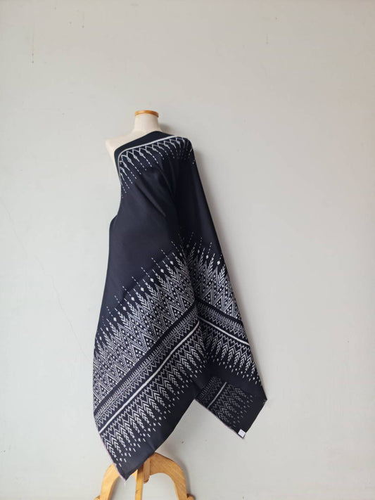 Mudmee silk sarong, real silk, 3 tako, size 1x2 meters, expressway pattern, bottom bottom, black background, code R2Q-NY-0607670910