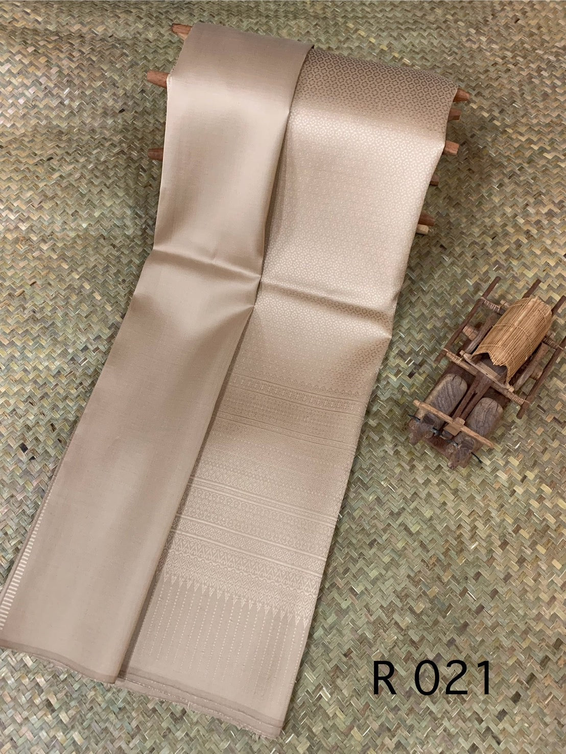 (Dress cloth) Surin silk, size 1x4 meters (pattern 2 meters + plain color 2 meters), brown-beige background, code N10-AA-R021