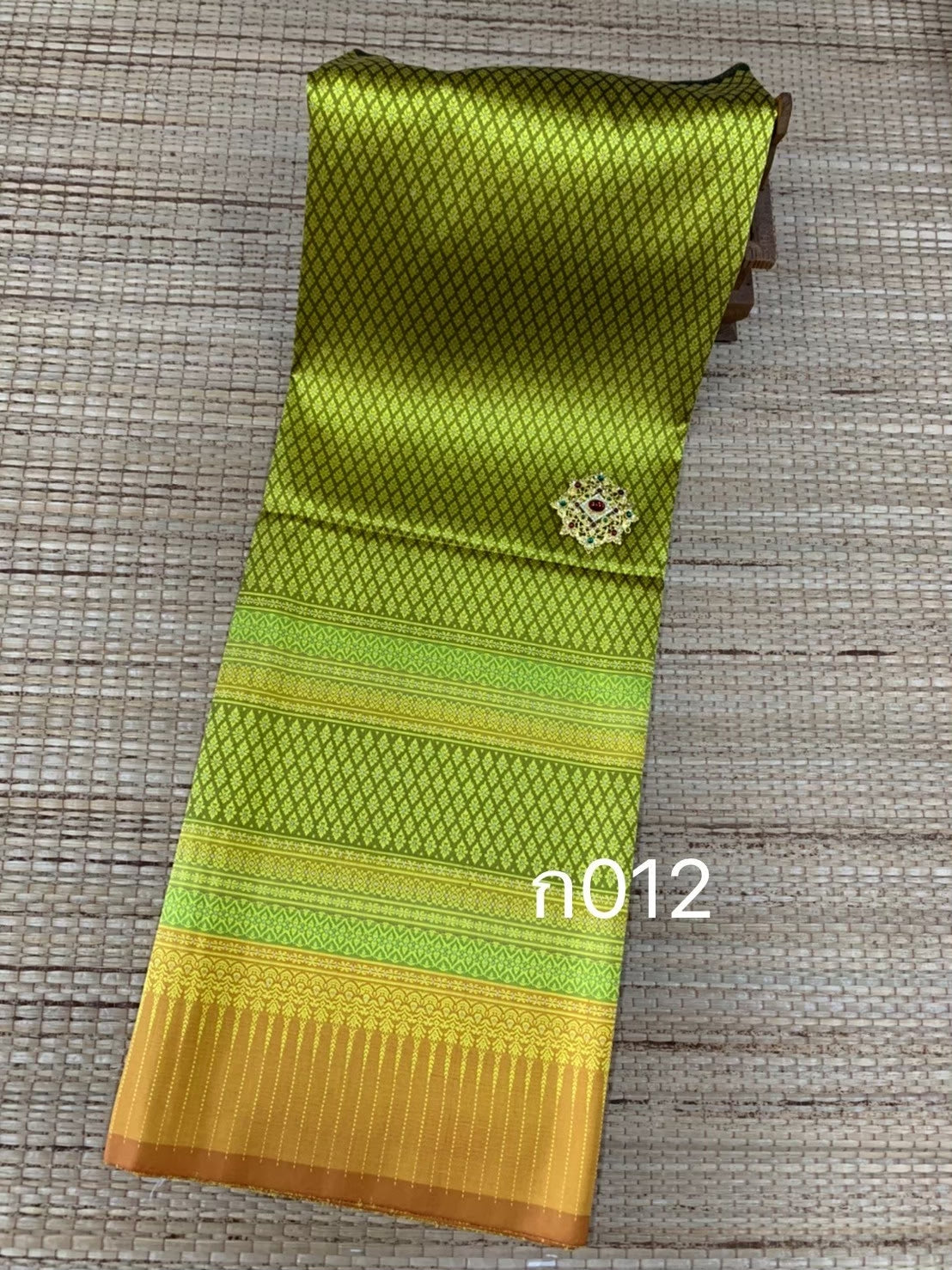 Surin silk sarong, 32 tako, with pollen, raised tinsel, size 1x2 meters, green, code N11-AA-ก012