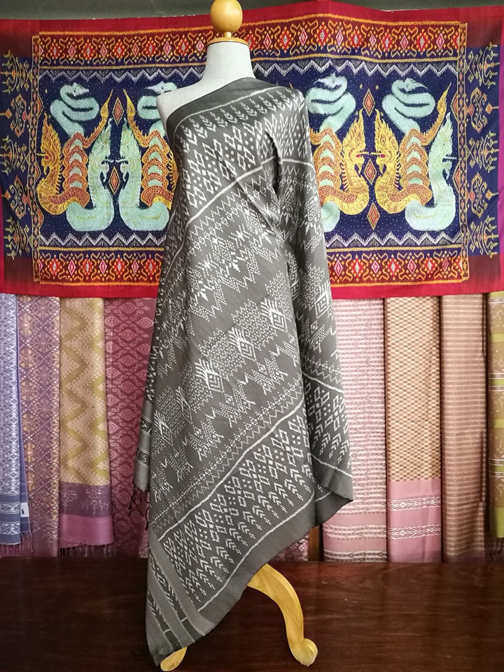 Mudmee sarong, 3 takor, natural color, size 1x2 meters, has a woman's face, frilled hem, gray-black background, white pattern, code M3P-NY0308661839