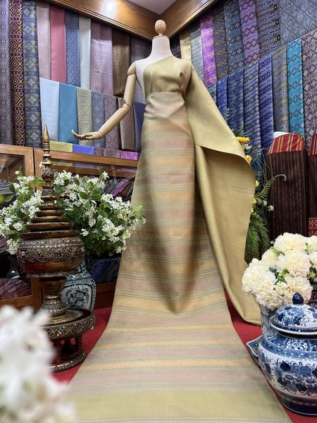 (Dress cloth) Praewa silk, Luang pattern, size 63x500cm. (pattern 2.3 meters + background color 2.7 meters), light yellow background, code P10-BM-0517671513