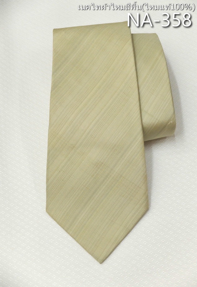 Solid colored silk necktie, smooth texture, light golden yellow, code NA-358.