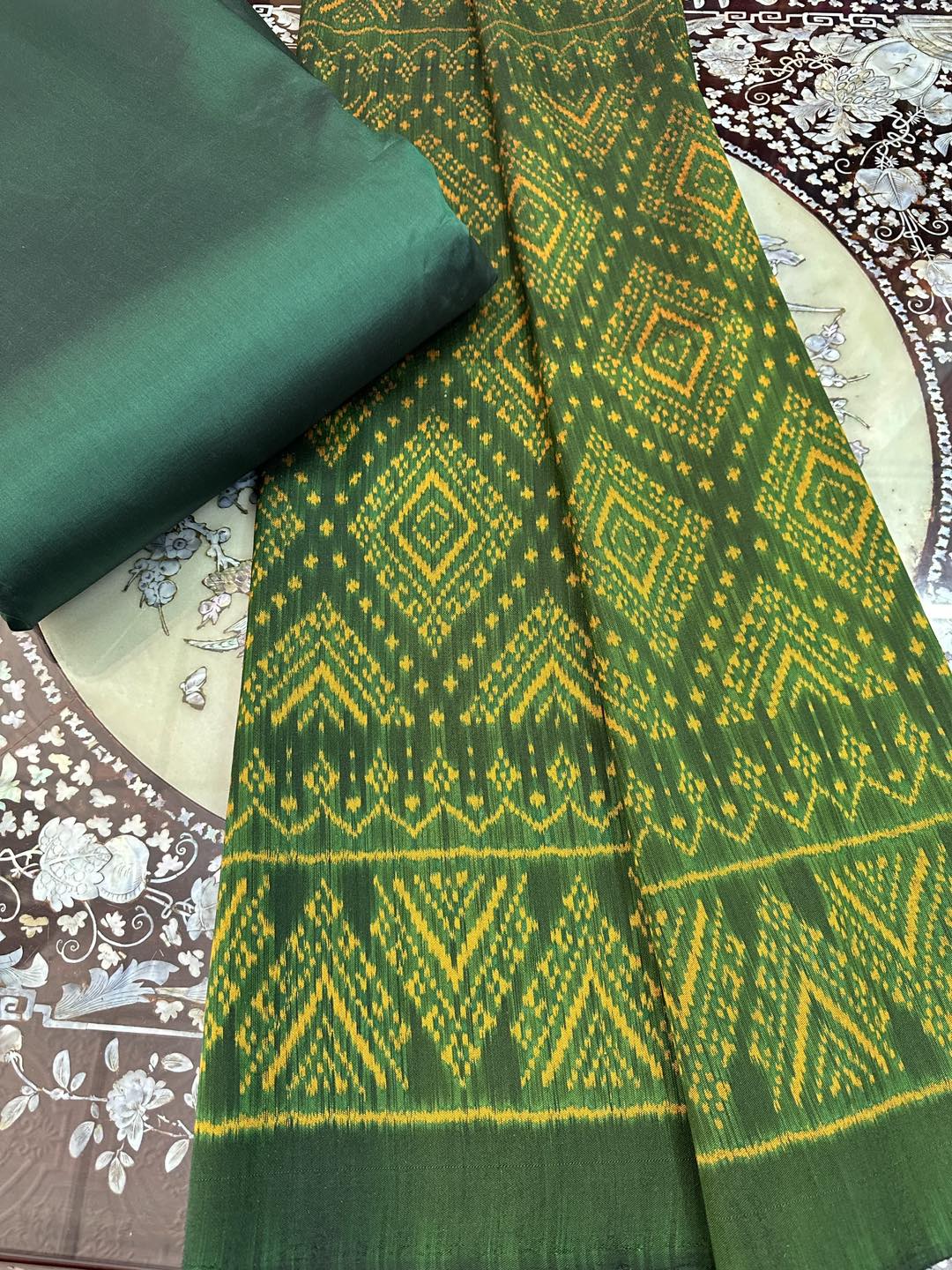 (Dress fabric) Mudmee silk, 3 tako, real silk (patterned fabric 2 meters + plain color 2 meters), duck head green, code M3-ST-1215661120