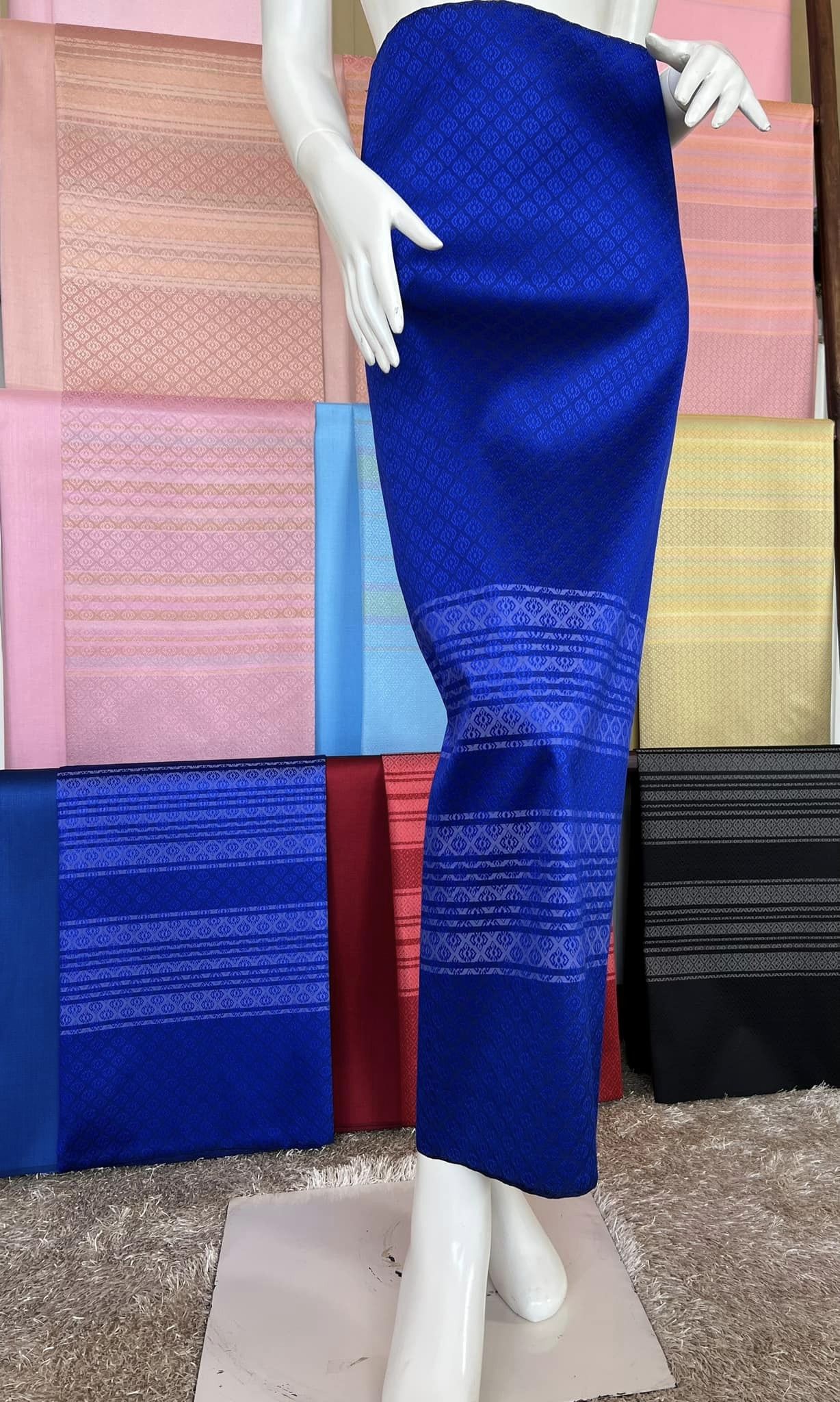 (Dress cloth) plain colored silk with stripes (2 yards of plain cloth + 2 yards of sarong) shade of blue, code B7C-SN-0406163021