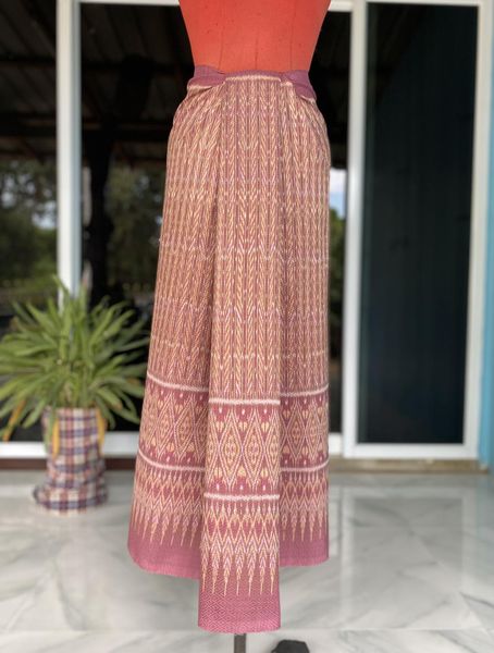 Sin, Mudmee silk, woven with 6 tako flowers, natural color, size 1x2 meters, eggplant hole pattern. Pink shrimp paste floor, code L1-30-0901671458