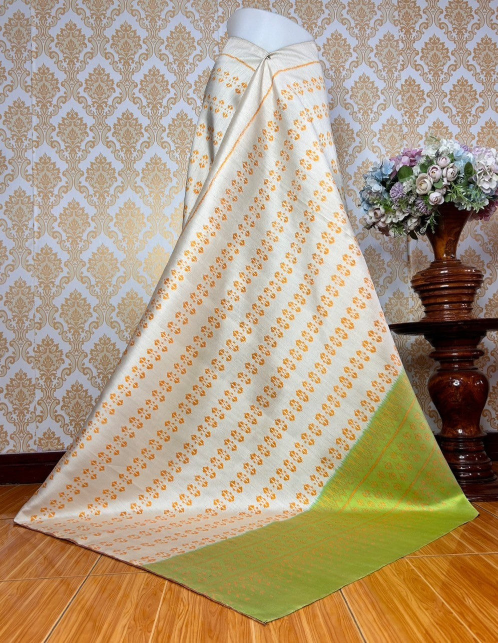 3-takor Mudmee silk skirt, size 1x2 meters, marigold flower pattern Creamy white floor, code R2Q-KN-0518671523