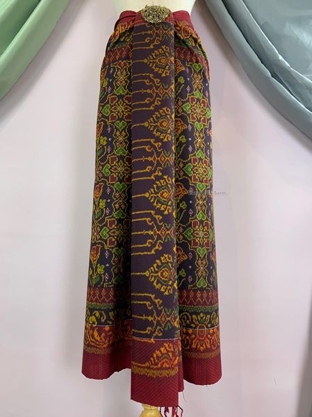 Mudmee silk sarong, 6 takos, woven with pepper flowers, teacher's craftsmanship, size 1x2 meters, tulip pattern, with a frilly lady's face, red background, code L9A-DN-0612671014.