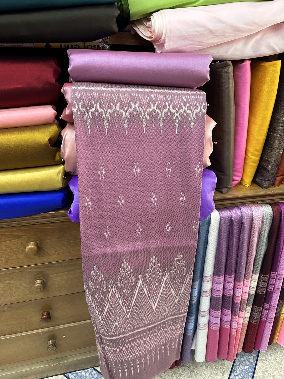 (Dress fabric) Mudmee silk, raised flowers, natural color (patterned fabric 2 meters + solid color 2 meters), shades of purple and pink, code L8A-ST-06296710151