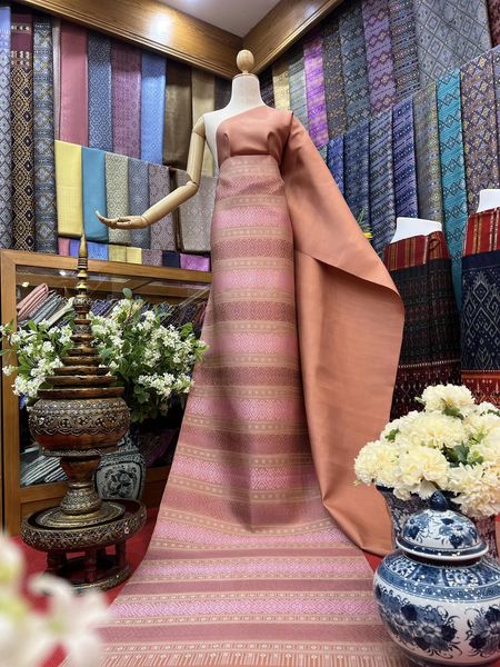 (Dress cloth) Praewa silk Cut a pattern set, size 63x500cm (pattern 2.3 meters + background color 2.7 meters), shrimp paste orange background, code P10-BM-0603672212