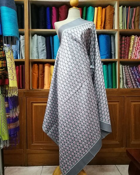 Mudmee silk sarong, 3 takor, size 1x2 meters, pink flower pattern, gray background, code R2Q-NY0828661150