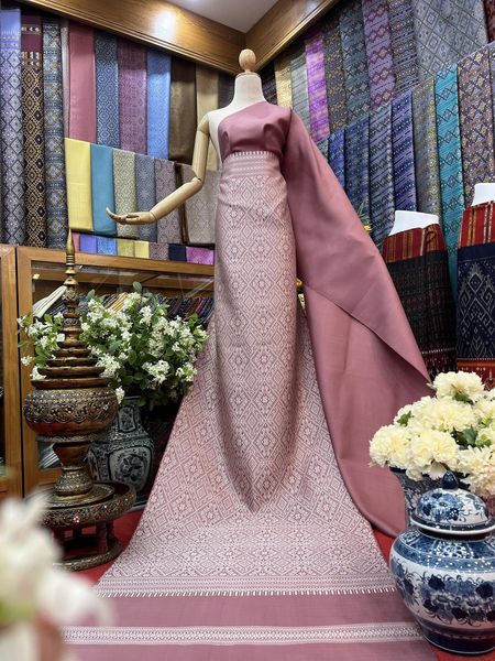 (Dress cloth) Praewa silk Cut a pattern set, size 73x5 meters (pattern 2.3 meters + background color 2.7 meters), red-purple background, code P10-BM-0525671435