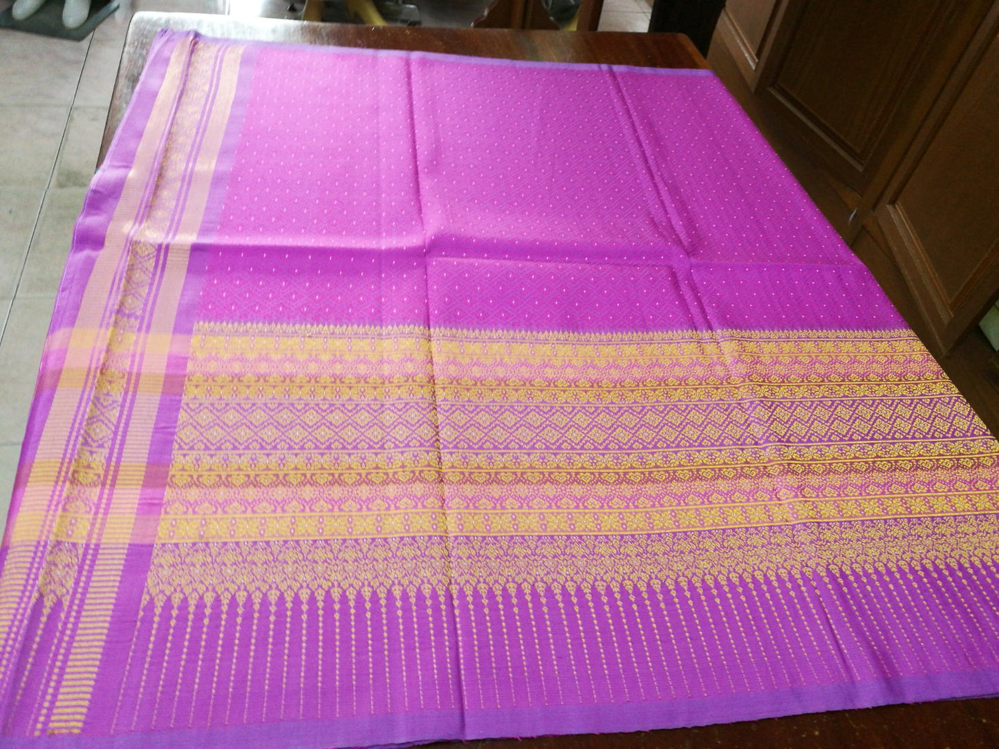 Surin Yok Dok silk, real silk, 32 tako, 1x2 meters, Koh Choeng Thong, Choeng Riu, has a woman's face, pollen, dark purple and pink background, code N11-NY26086517.