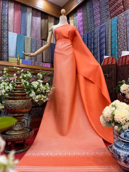 (Dress cloth) Praewa silk Cutting a set of royally bestowed patterns, size 73x500cm (pattern 2.3 meters + background color 2.7 meters), bright orange background, code P10-BM-0608671216