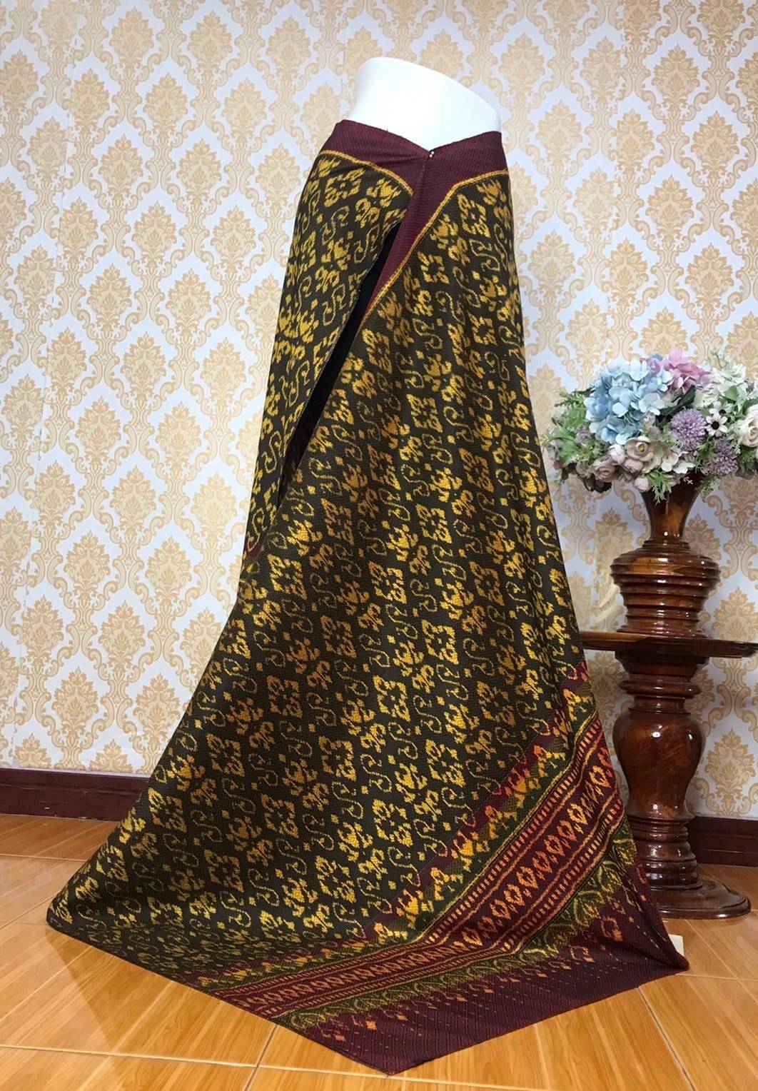 Mudmee silk skirt, woven with 6 tassels, 5-star work, size 1x2 meters, hibiscus flower pattern, golden brown background, code L9A-KN-05076721532