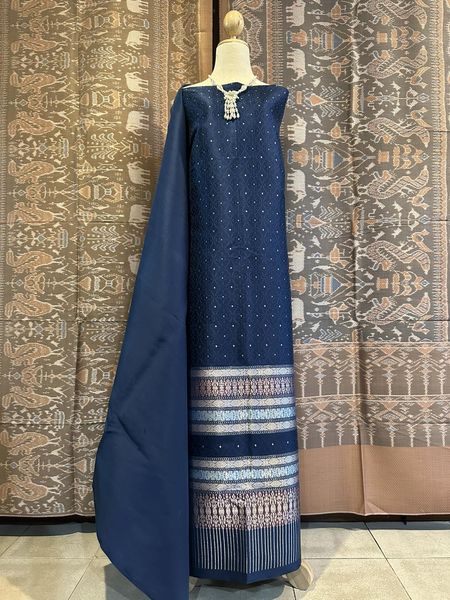 (Dress cloth) Lamphun silk (solid color 2 meters + pattern 2.4 meters) blue, code N90-AA0320661