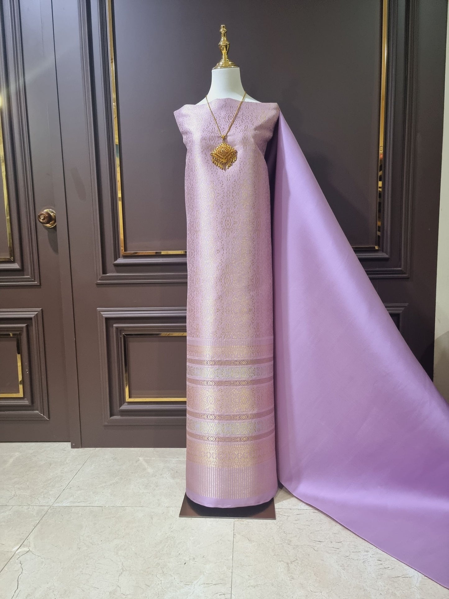 (Dress cloth) Purple Lamphun silk with gold thread (solid color 2 meters + pattern 2.4 meters), purple, code N90-29-0424676