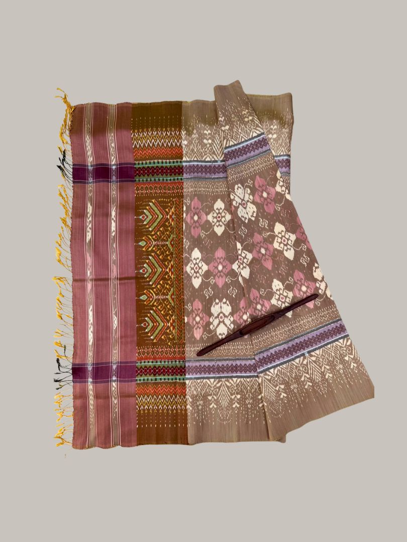 Mudmee silk sarong, real silk, natural color, 3 tako, woven on a roller coaster, with a ruffle hem, size 1x2 meters, Raksakanya flower pattern. Gray-brown floor, code PCS-AA-01236717495