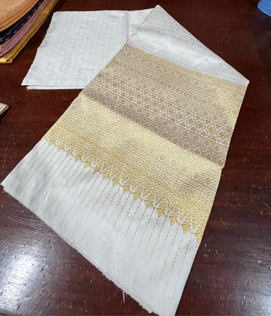 (Dress cloth) Surin silk Koh Choeng Din Thong, size 1x4 meters (pattern 2 meters + background color 2 meters), creamy white, code N10-NY-0829670