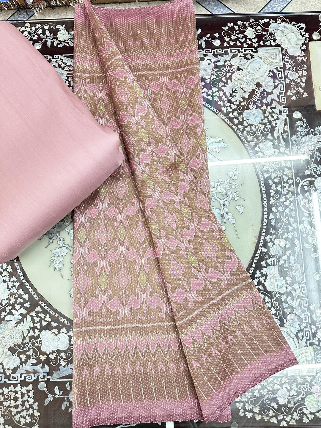 (Dress cloth) Mudmee silk Yok Dok 6 Tako (patterned fabric 2 meters + plain color 2 meters), nude pink, pink-brown Mudmee pattern, code L8A-ST-1226661