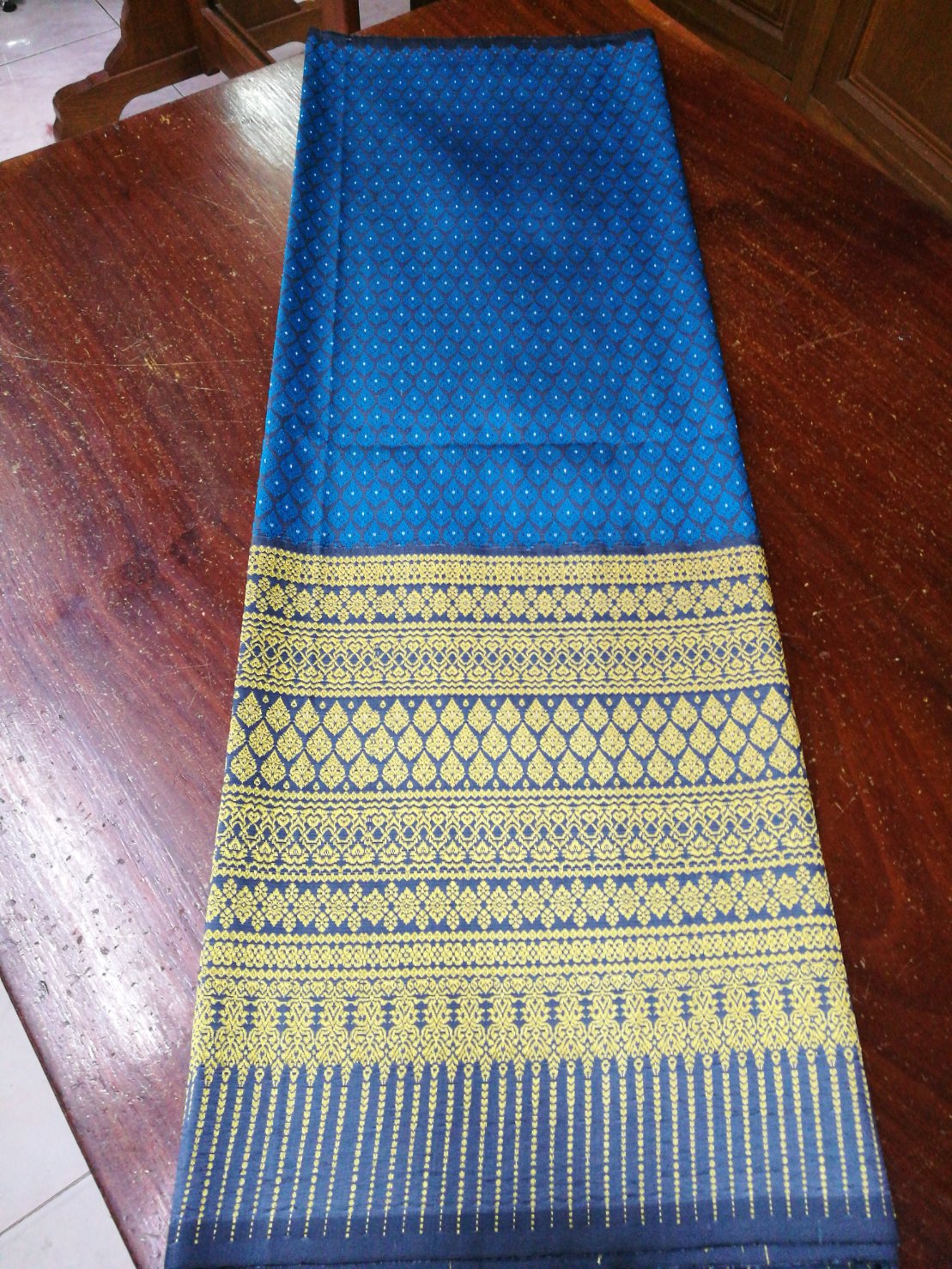 Sin, silk from Surin, real silk, 32 tako, size 1x2 meters, Koh Choeng Thong, Choeng Riu, with a lady's face, blue flower pollen inserted. Blue background, code N11-NY2608651